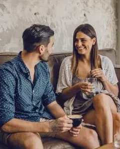 Zamiast szukać miłość w telefonie – przyjdź i poznaj ją osobiście. Speed Dating dla 36–45-latków to skuteczna alternatywa dla aplikacji. Doświadczony zespół, świetna organizacja, sprawdzony format. Tylko uAmora.pl – numer 1 w Warszawie!