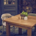 stół w kawiatni i krzesło, na stole stoi donica z rośliną, Speed dating Warszawa, współpraca z restauracjami, mini randki u Amora