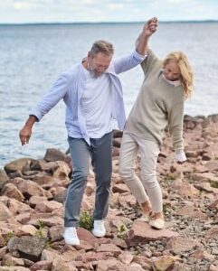 • Spotykamy się w kameralnych miejscach w stylowych lokalizacjach Warszawy. • Jedna sesja spotkań trwa ok. 2 godzin. • Z każdym uczestnikiem rozmawiasz 5 minut. • Poznajesz 8-15 osób • Zaznaczasz osoby, z którymi chcesz kontynuować znajomość. • Następnego dnia otrzymujesz od nas wyniki randek. Ty decydujesz, z kim chcesz się lepiej poznać.