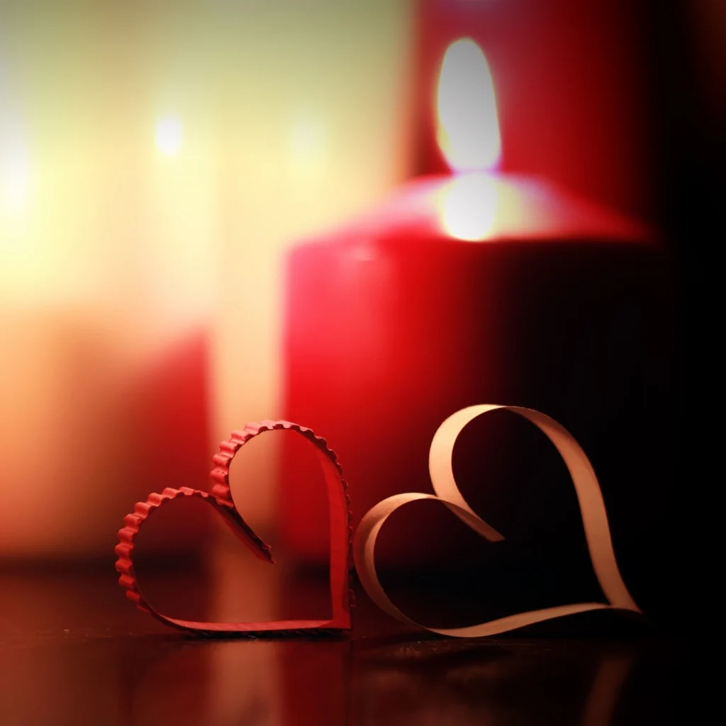 dwa serce na tle palącej się czerwonej świecy, nastrój, klimat, speed dating Warszawa, u Amora, poznaj singla, poznaj singla w Warszawie