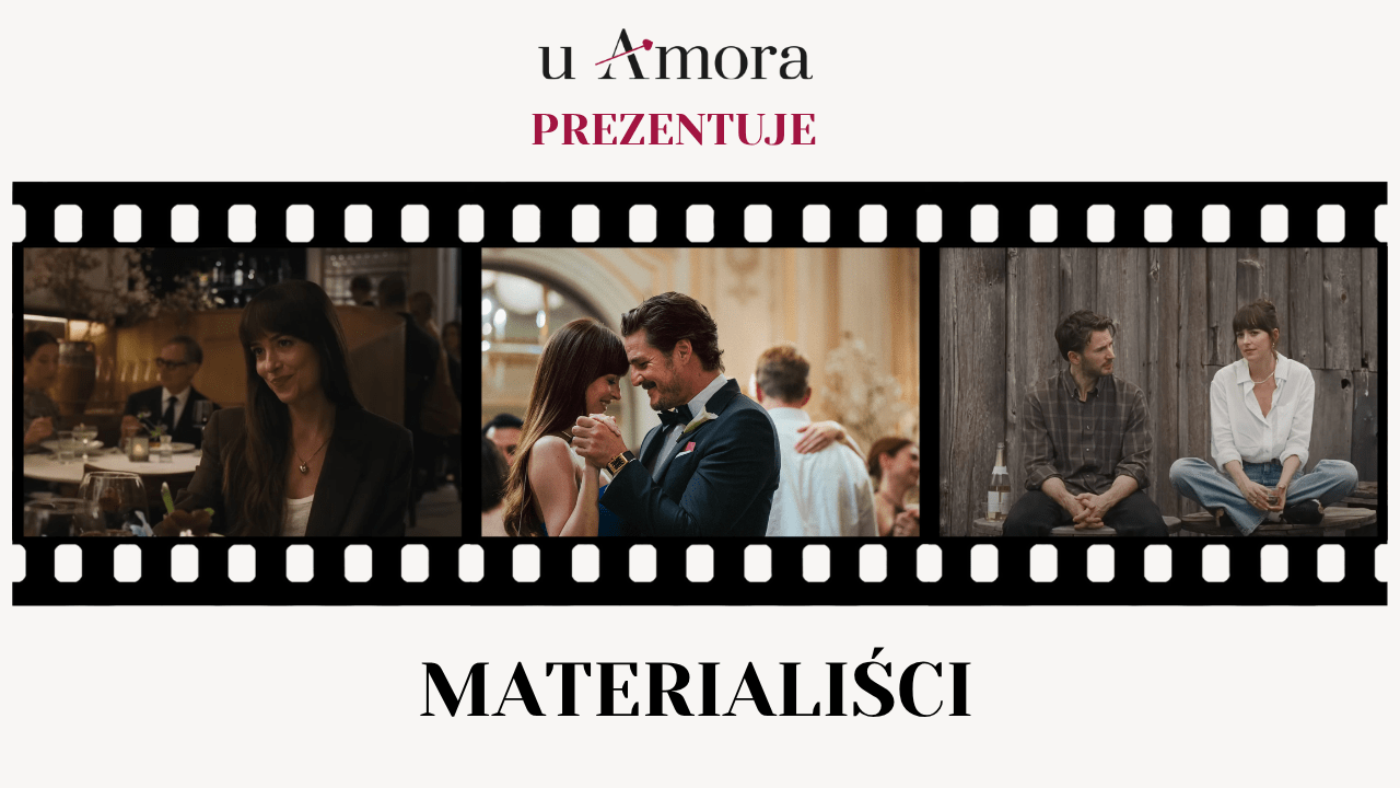 Plakat promujący film 'Materialiści'. Na górze widnieje napis 'u Amora prezentuje'. Poniżej znajduje się grafika stylizowana na taśmę filmową, przedstawiająca trzy sceny z filmu: kobieta uśmiecha się podczas kolacji w restauracji, para tańczy na eleganckim przyjęciu, a mężczyzna i kobieta rozmawiają, siedząc na drewnianej ławie przed stodołą. Na dole widnieje tytuł filmu 'Materialiści'