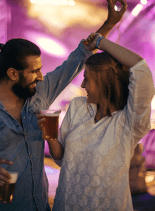 kobieta i mężczyzna tańczą, kobieta blondynka w białej bluzce, single Warszawa randki dla singli Warszawa