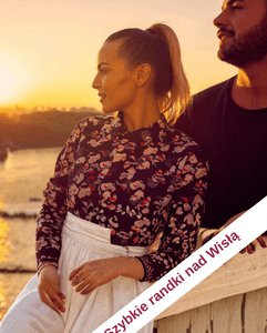 młoda kobieta blondynka w bluzce w kwiaty i białych spodniach, długie włosy spiete w kitkę, stoi uśmiechnięta przytulona do mężczyzny ciemnowłosego w czarnej bluzce, z brodą w tle rzeka, szybkie randki, event dla singli