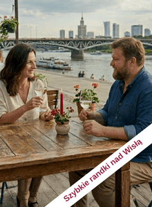 przy stole w ogrodzie zewnętrznym restauracji siedzi kobieta brunetka w wieku 45 lat i mężczyzna szatyn lekko łysiejący w wieku 45 lat, w tle widać rzekę Wisłę i most Śląsko-Dąbrowski w Warszawie. kobieta siedzi po lewej stronie zdjecia, na stole kwiaty i świeca w kolorze czerwonym kobieta trzyma w ręku kieliszek z białym winem mężczyzna też, speed dating, single warszawa