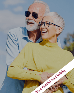 Kobieta seniorka w żółtej bluzce stoi przytulona z meżczyzną seniorem w słonecznych okularach i błękitnej koszuli. Uśmiechnięci i szczęśliwi seniorzy. Speed dating u Amora Warszawa szybkie randki. randka seniora