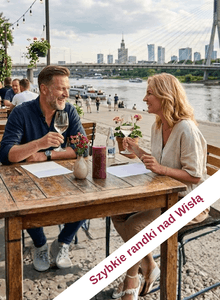 przy stole w ogrodzie zewnętrznym restauracji siedzi kobieta blondynka w jasnej bluzce , w wieku ok 45 lat i mężczyzna szatyn lekko łysiejący w wieku 45 lat, w granatowej koszuli, w tle widać rzekę Wisłę i most w Warszawie. kobieta siedzi po prawej stronie , na stole kwiaty i świeca w kolorze czerwonym kobieta trzyma w ręku kieliszek z białym winem mężczyzna też, speed dating, single warszawa, szybkie randki, spotkania dla singli 45+ Warszawa bez stresu
