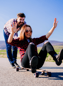 kobieta i mężczyzna zabawa, kobieta w okulrach przeciwsłonecznych , czarnych spodniach z dziurami na kolanach, szatynka, rozpuszczone włosy, deskorolka, Spotkania dla singli Warszawa